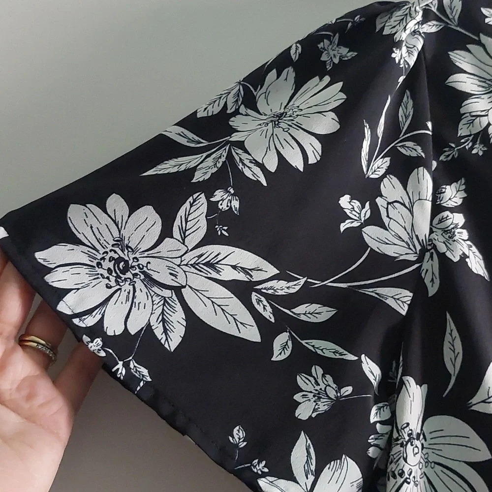 Black & White Floral shorts romper size Large euc - Picture 4 of 7